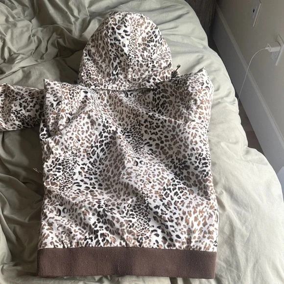 Billabong Leopard-Print Hooded Ski Jacket in Cream, Brown & Black - Picture 15 of 16